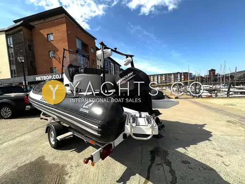 Zodiac Open 5.5 Rib: starboard bow view on the trailer showing the tubes, console and roll bar