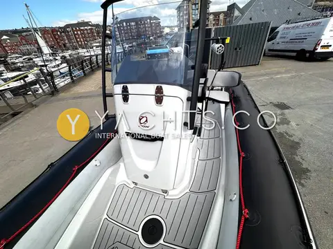 Zodiac Open 5.5 Rib: forward face of the console with windscreen, grab handles and teak-effect deck