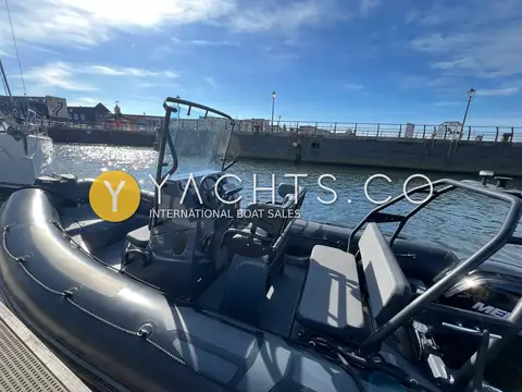 Zodiac Pro 5.5 Rib: interior looking forward from the stern, centre console with windscreen and seating, marina behind