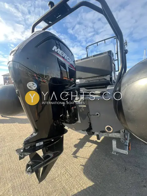 Zodiac Pro 5.5 Rib: close view of the black Mercury outboard mounted on the transom, seen from the side